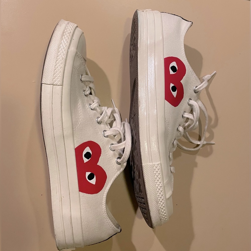 Comme des Garçons PLAY converse, white in mint condition, comes with the box.